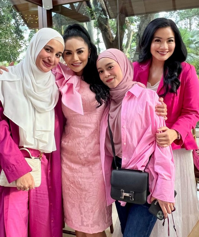 Krisdayanti memadukan gaunnya dengan high heels silver. Foto: Instagram/@krisdayantilemos @ashanty_ash