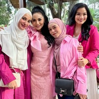 Krisdayanti memadukan gaunnya dengan high heels silver. Foto: Instagram/@krisdayantilemos @ashanty_ash