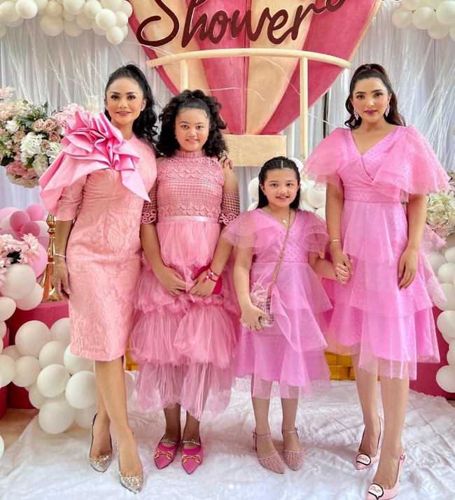 Mengikuti tema acara, Krisdayanti pun tampil mengenakan gaun berwarna pink. Ia hadir bersama putrinya, Amora Lemos. Foto: Instagram/@krisdayantilemos @ashanty_ash