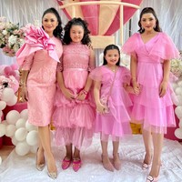 Mengikuti tema acara, Krisdayanti pun tampil mengenakan gaun berwarna pink. Ia hadir bersama putrinya, Amora Lemos. Foto: Instagram/@krisdayantilemos @ashanty_ash