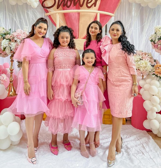 Krisdayanti mengenakan gaun lace keluaran Linda Mariani Haute Couture. Foto: Instagram/@krisdayantilemos @ashanty_ash