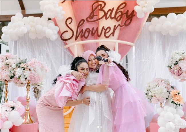 Untuk riasan wajah, ibu empat anak ini menyesuaikan dengan tema warna busananya, yakni bernuansa pink. Foto: Instagram/@krisdayantilemos @ashanty_ash