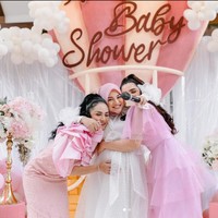 Untuk riasan wajah, ibu empat anak ini menyesuaikan dengan tema warna busananya, yakni bernuansa pink. Foto: Instagram/@krisdayantilemos @ashanty_ash