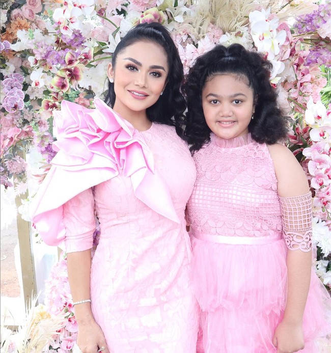 Sementara Amora tampak girlie mengenakan gaun yang juga berdetail ruffle. Foto: Instagram/@krisdayantilemos @ashanty_ash