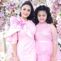 Sementara Amora tampak girlie mengenakan gaun yang juga berdetail ruffle. Foto: Instagram/@krisdayantilemos @ashanty_ash