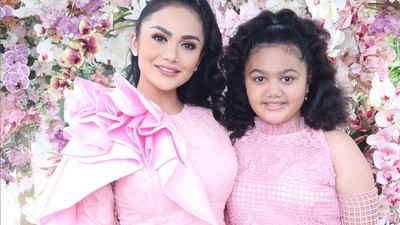 7 Gaya Girlie Krisdayanti di Baby Shower Aurel,  Dijuluki Calon Nenek Cantik