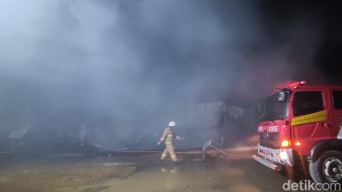 Lapak relokasi pedagang Pasar Johar Semarang terbakar, Rabu (2/2/2022) malam.