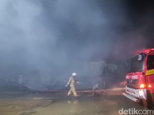 Sedih Pedagang Relokasi Pasar Johar yang Lapaknya Kembali Kebakaran