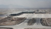 Bandara terbesar kedua di ibu kota Meksiko itu mempunyai panjang landas pacu 4,5 km dan lebar 45 meter. Pesawat besar seperti Airbus 380 bisa lepas landas di sini.