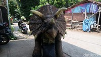 Selain itu tampak pula beberapa animatronik dinosaurus berjejer di depan workshop tersebut.
