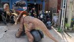 Melihat Pembuatan Dino Walking di Bantul