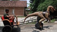 Dino walking inibuatan pemuda asal Bantul, Muhammad Iqbal Firmansyah (22).