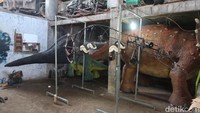 Iqbal mengaku belum menentukan harga dino walking buatannya. Namun, Iqbal mengungkapkan berapa harga produknya yang saat ini masih dipasarkan melalui media sosial Instagram @jagadartstudio.