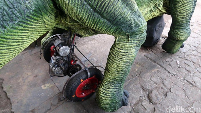 Melihat Pembuatan Dino Walking di Bantul Seorang pemuda asal Bantul, Muhammad Iqbal Firmansyah (22), membuat robot dinosaurus yang bisa ditunggangi atau dino walking. Yuk lihat proses pembutannya.