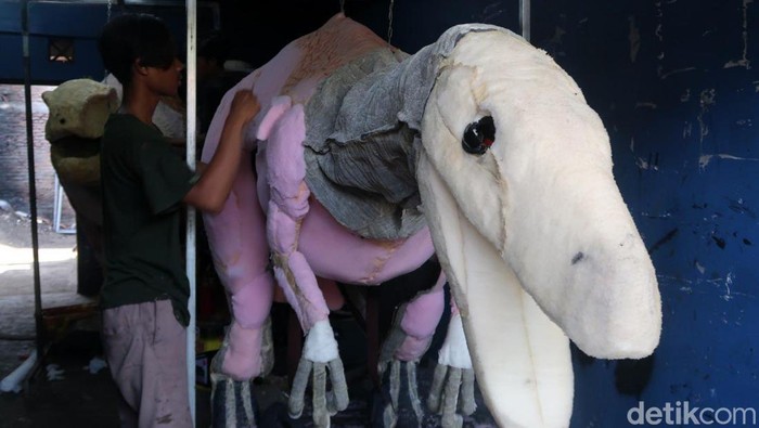 Melihat Pembuatan Dino Walking di Bantul Seorang pemuda asal Bantul, Muhammad Iqbal Firmansyah (22), membuat robot dinosaurus yang bisa ditunggangi atau dino walking. Yuk lihat proses pembutannya.