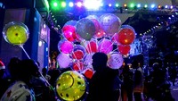 Pedagang balon warna-warni di Kalkuta, India, 24 Desember 2021. Sejumlah negara mulai mencoba menerapkan konsep bubble travel untuk menjaga dunia pariwisata tetap berjalan. (AP Photo/Bikas Das)