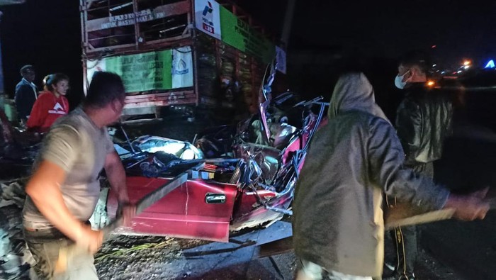 Mobil mengalami kecelakaan di Humbahas, Sumut. Mobil tersebut menabrak tumpukan batu lalu truk.