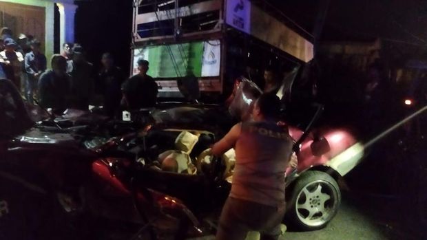 Mobil mengalami kecelakaan di Humbahas, Sumut. Mobil tersebut menabrak tumpukan batu lalu truk.
