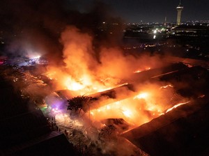 Suasana Pilu dan Mencekam Kebakaran Relokasi Pasar Johar Semarang