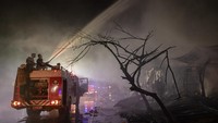 Kepala Dinas Pemadam Kebakaran Kota Semarang Agus Harmunanto menyebutkan 10 unit pemadam dari Kota Semarang dikerahkan, dibantu pemadam dari Demak, Ungaran, Salatiga, Kudus, dan water cannon milik Polrestabes Semarang. 