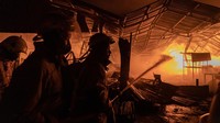 Dari informasi yang diperoleh di lokasi, kebakaran terjadi di blok F1 hingga F9. Sementara itu dari laporan kepolisian yang diperoleh Polda Jateng, kebakaran melanda blok E1 dan E4. Kios yang terbakar menjual berbagai barang mulai dari baju, bawang, sandal dan lainnya. 