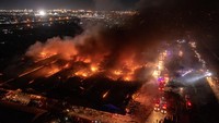 Diperkirakan lebih dari 100 kios hangus dilalap si jago merah. Sementara itu, pihak terkait masih menyelidiki terkait penyebab dan total kerugian akibat kebakaran di kompleks Relokasi Pasar Johar Semarang tersebut. 