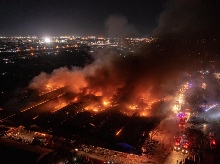 Kebakaran terjadi di tempat relokasi Pasar Johar Semarang pada Rabu (2/2/2022) malam. Diperkirakan 100 kios lebih hangus dilalap si jago merah. Ini fotonya.