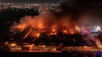 Foto udara kobaran api membakar kompleks Relokasi Pasar Johar di Semarang, Jawa Tengah, Rabu (2/2/2022).