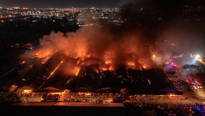 Kebakaran terjadi di tempat relokasi Pasar Johar Semarang pada Rabu (2/2/2022) malam. Diperkirakan 100 kios lebih hangus dilalap si jago merah. Ini fotonya.
