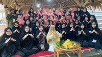 Menggelar acara syukuran, Oki bersama teman-temannya asyik berfoto sebelum menikmati nasi tumpeng. Di depannya sudah ada nasi tumpeng yang besar dengan lauk super komplet.  Foto: Instagram @okisetianadewi