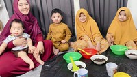 Oki juga kerap memamerkan momen makan bersama anak-anaknya. Salah satunya ketika masa ppkm yang mengharuskan orang untuk berdiam diri di rumah. Oki pun membuat kegiatan makan bersama anak-anaknya. Foto: Instagram @okisetianadewi