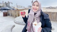 Saking doyan makanan pedas, Oki sampai membawa sambal ketika berkunjung ke Amerika. Pas banget kita bawa ke Amrik karena biasanya nanti di sana kesulitan mencari makanan Indonesia, kata Oki. Foto: Instagram @okisetianadewi