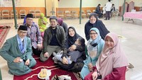 Makan malam usai pengajian bersama para guru dan orang-orang Solih. Terima kasih jaminannya Bapak dan Ibu, kata Oki saat berada di Masid Al Hikmah New York.  Foto: Instagram @okisetianadewi