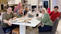 Lagi-lagi kumpul keluarga sambil ngobrol dan makan seru. Oki terlihat melempar senyum ke arah kamera saat makan bersama di meja makan. Ada kerupuk juga di meja makan. Foto: Instagram @okisetianadewi