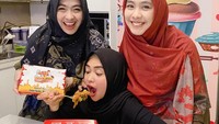 Jika dilihat dari instagramnya @okisetianadewi, ibu beranak 5 ini terlihat sering kulineran bareng keluarga. Salah satu momen serunya saat makan bersama adik-adiknya, Ria Ricis dan Shindy Kurnia Putri.  Foto: Instagram @okisetianadewi