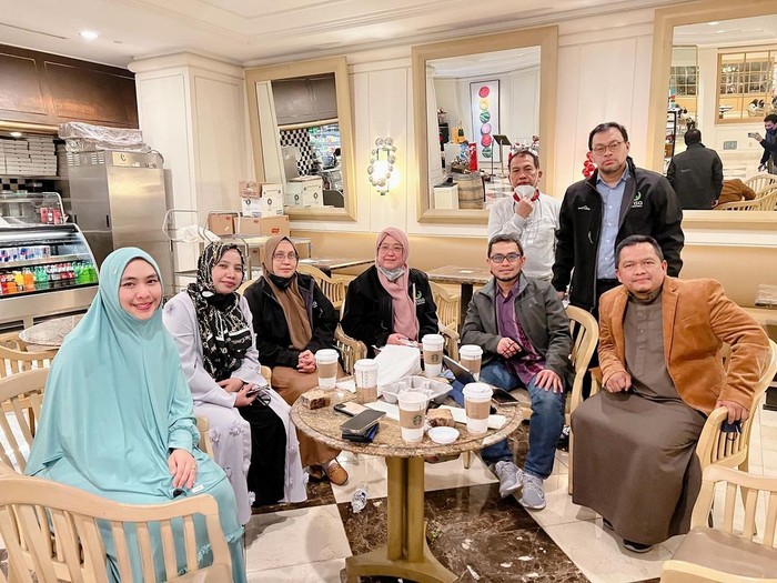 Momen Oki Setiana Dewi Saat Makan Bareng Keluarga Momen Oki Setiana Dewi Saat Makan Bareng Keluarga