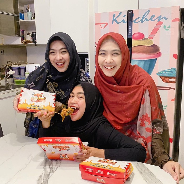 Momen Oki Setiana Dewi Saat Makan Bareng Keluarga Momen Oki Setiana Dewi Saat Makan Bareng Keluarga