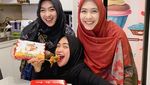 Doyan Ayam Geprek, Intip Momen Oki Setiana Dewi Saat Makan Bareng Keluarga