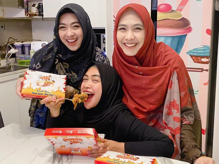 Doyan Ayam Geprek, Intip Momen Oki Setiana Dewi Saat Makan Bareng Keluarga