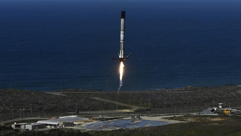Momen peluncuran satelit mata-mata AS, NROL-87, dengan roket Falcon 9 buatan SpaceX The reusable first stage of a SpaceX (Space Exploration Technologies Corp.) Falcon 9 rocket returns to land after the launch of the NROL-87 spy satellite payload for the National Reconnaissance Office from the SLC-4E launch pad at Vandenberg US Space Force Base on February 2, 2022 in Lompoc, California. (Photo by Patrick T. FALLON / AFP)