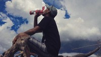 Norman Kamaru ternyata juga hobi naik gunung. Saat beristirahat dirinya tak pernah lupa untuk minum air putih demi menggantikan cairan tubuhnya yang hilang melalui keringat. Foto: Instagram/onca_marthinus
