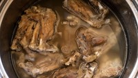 Tangan buaya yang dimasak dengan cara direbus.