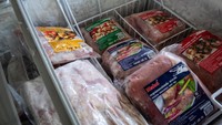 Selain oalah daging buaya yang siap disantap, ada juga berbagai bagian tubuh dan daging buaya beku yang bisa disimpan lebih lama untuk diolah kemudian hari.