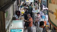 Menurut keterangan penjual di Pasar Pramuka, penjualan obat-obatan di pasar tersebut masih cenderung stabil di tengah lonjakan kasus COVID-19 imbas merebaknya varian Omicron di Jakarta.