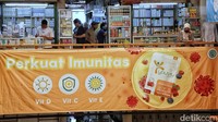 Pantauan di lapangan, meski tak ramai, sejumlah warga tampak mendatangi Pasar Pramuka untuk membeli obat-obatan atau alat kesehatan lainnya.