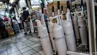 Selain obat-obatan, penjualan tabung oksigen masih terlihat sepi.