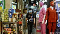 Menurut pedagang, dalam sehari APD seperti pakaian dokter dan perawat terjual sekitar 20-100 buah. Harga yang dibanderol pun mulai Rp 90.000 hingga Rp 100.000.