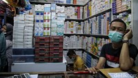 Pedagang berjaga di toko obat yang berada di kawasan Pasar Pramuka, Jakarta, Kamis (3/2/2022). Pasar Pramuka dikenal sebagai pusatnya penjualan alat kesehatan dan obat-obatan.