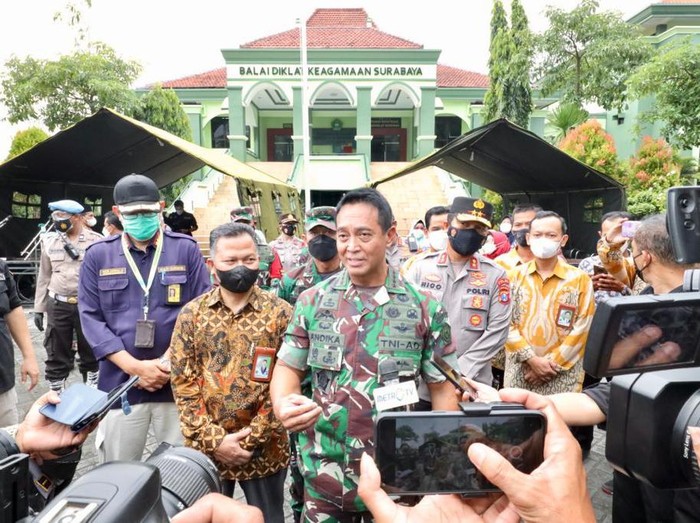 Balai Diklat Keagamaan Surabaya akan difungsikan sebagai tempat karantina terpusat bagi Pekerja Migran Indonesia (PMI) hingga Pelaku Perjalanan Luar Negeri (PPLN). Panglima TNI Jenderal Andika Perkasa meninjau kesiapannya.