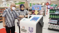 Kasubdit Tata Laksana Produsen, Direktorat Pengurangan Sampah, Kementerian Lingkungan Hidup & Kehutanan Ujang Solihin Sidik bersama Head of Sustainable Environment Unilever Indonesia Foundation Maya Tamimi saat peluncuran Smart Drop Box.